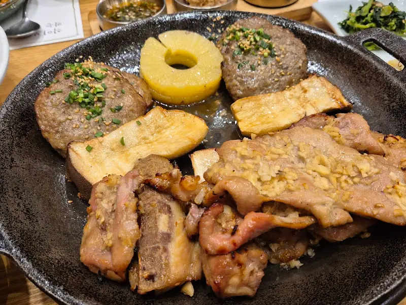 떡갈비와 구운 버섯, 파인애플의 조화