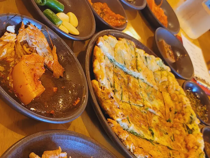 노릇하게 구워진 부침개