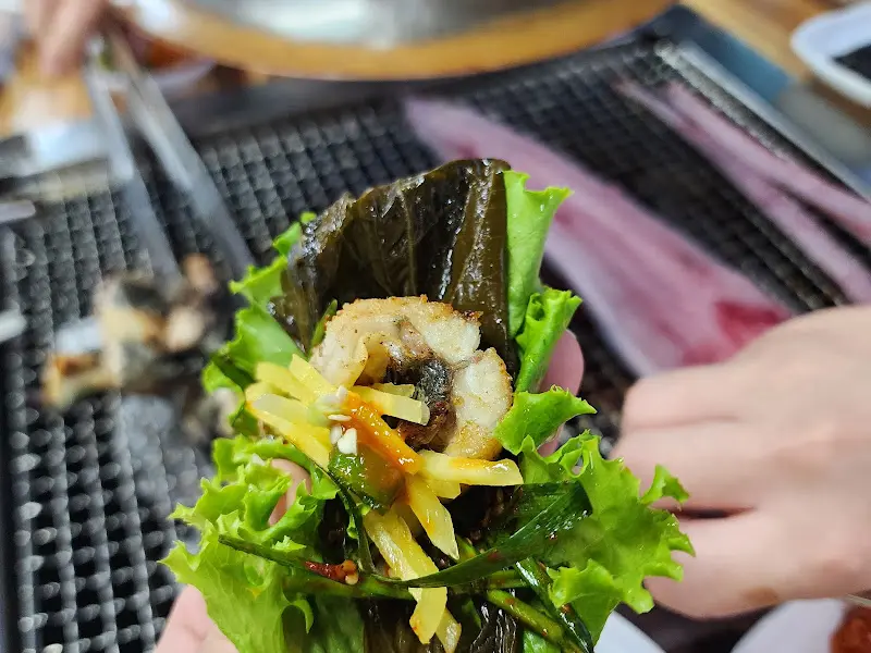 쌈 채소와 함께 싸 먹는 장어