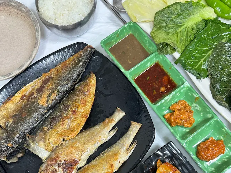 푸짐하게 차려진 은주칼국수의 쌈밥 한 상 차림