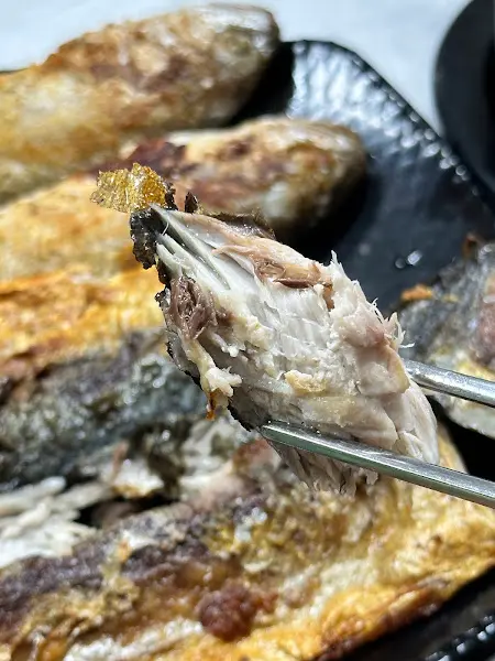 촉촉한 속살을 드러낸 고등어구이