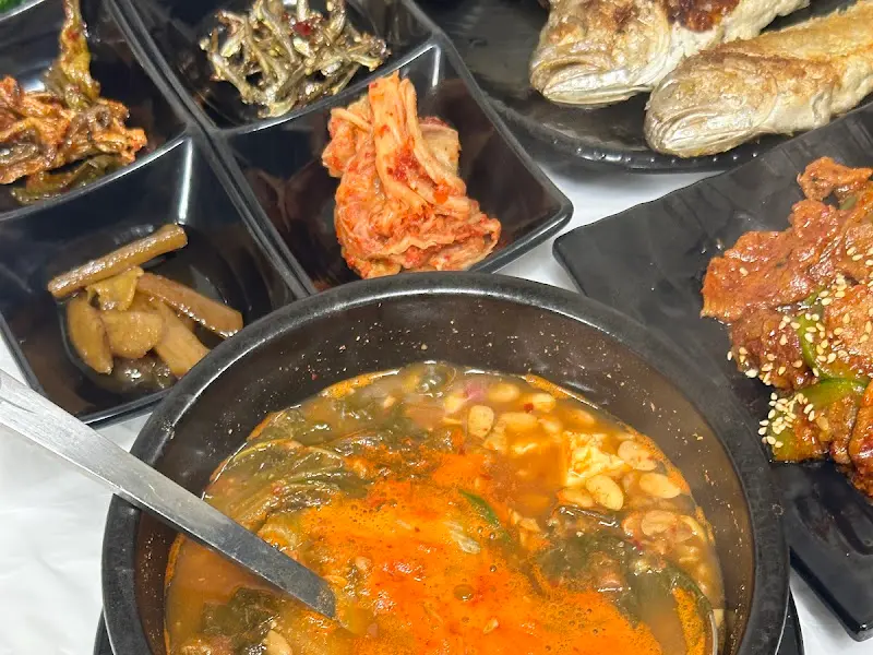 정갈하게 담겨 나온 밑반찬들