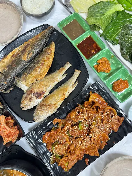 고등어구이, 제육볶음, 쌈 채소의 완벽한 조화