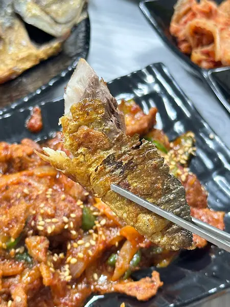 고등어 살점을 쌈에 올려 한 입 가득