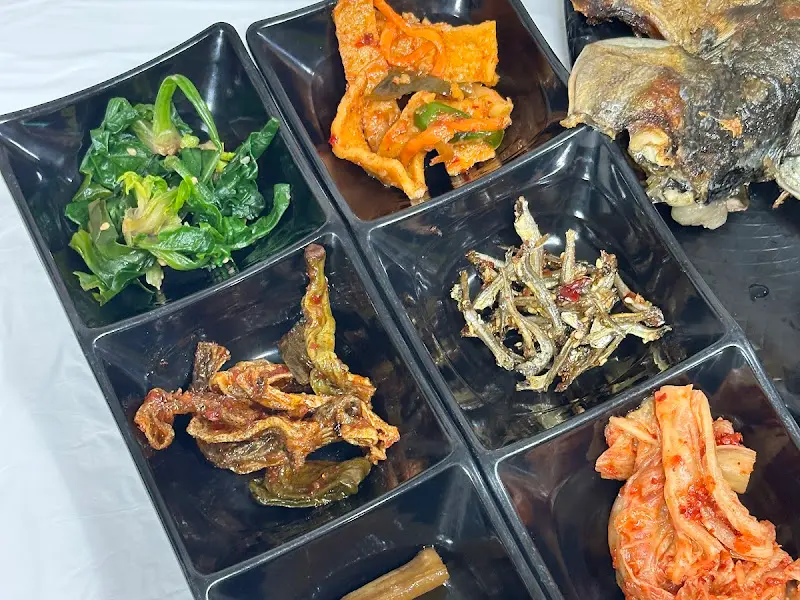 다양한 종류의 맛깔스러운 밑반찬들