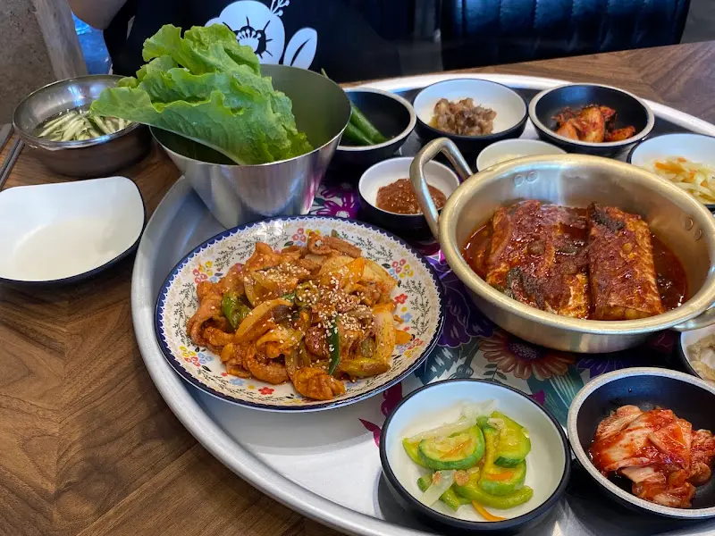 다채로운 밑반찬과 메인 요리들이 가득한 쟁반