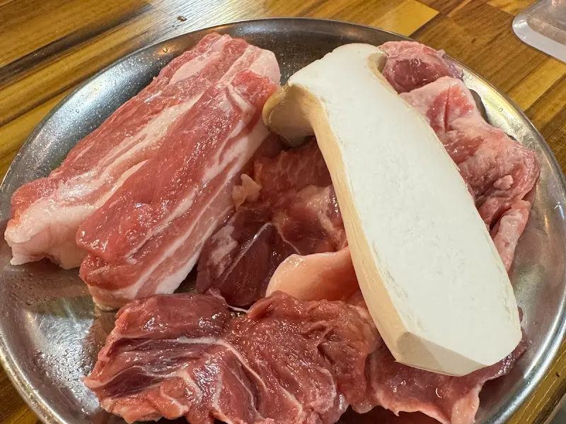 낭기뒷고기의 신선한 육회