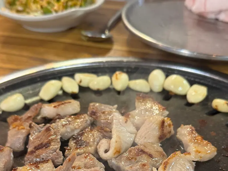 불판 위에서 구워지는 마늘