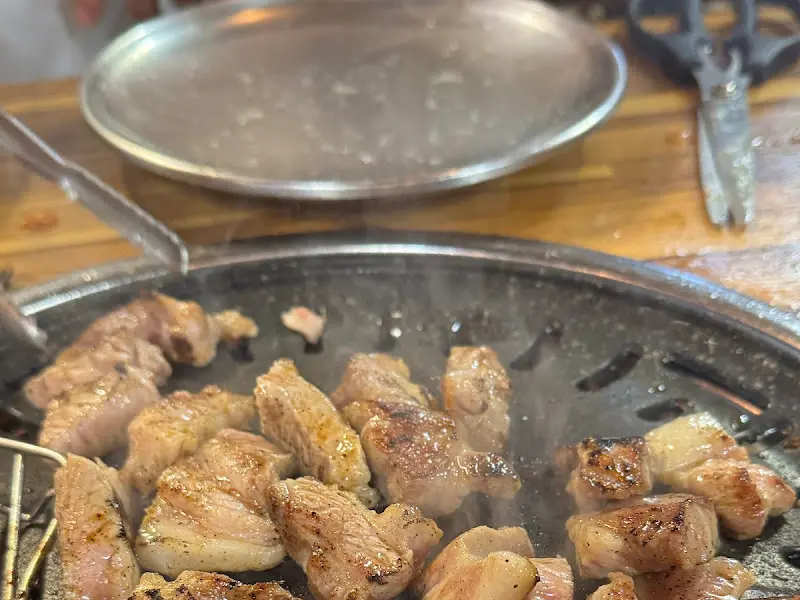 불판 위에서 익어가는 뒷고기