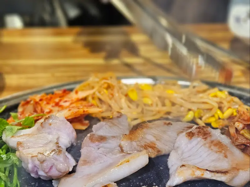 뒷고기와 함께 구워 먹는 김치와 콩나물