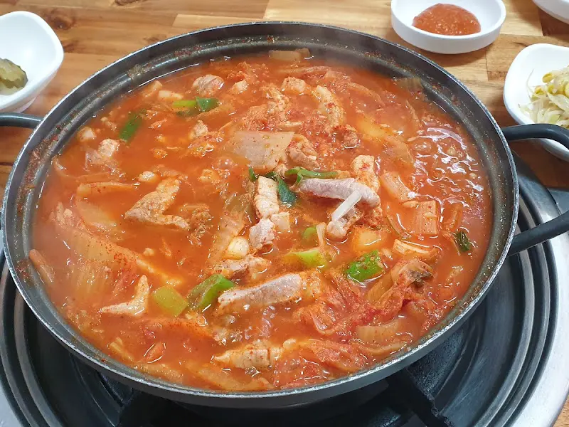 보글보글 끓는 김치찌개