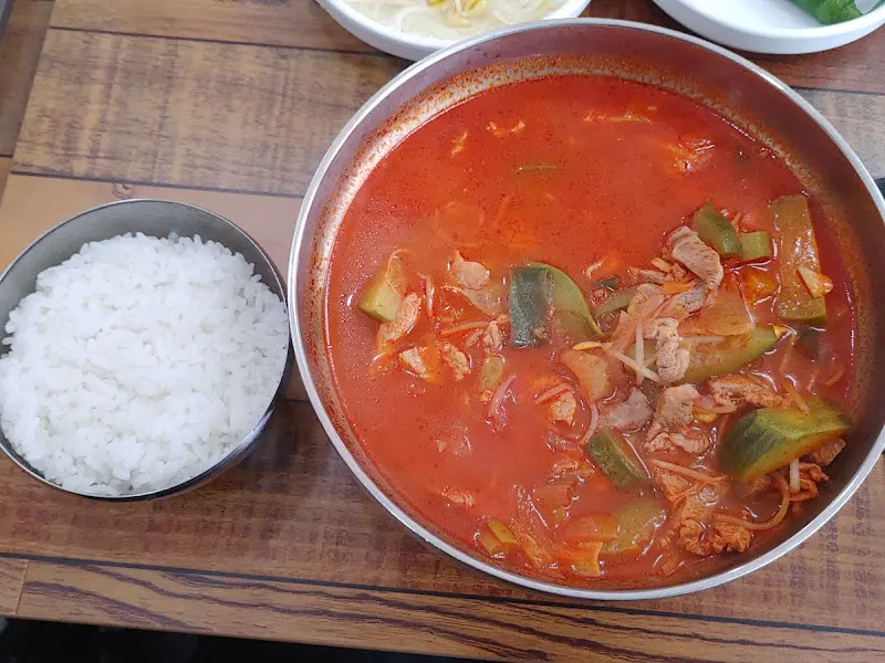 애호박찌개국밥과 밥 한 공기