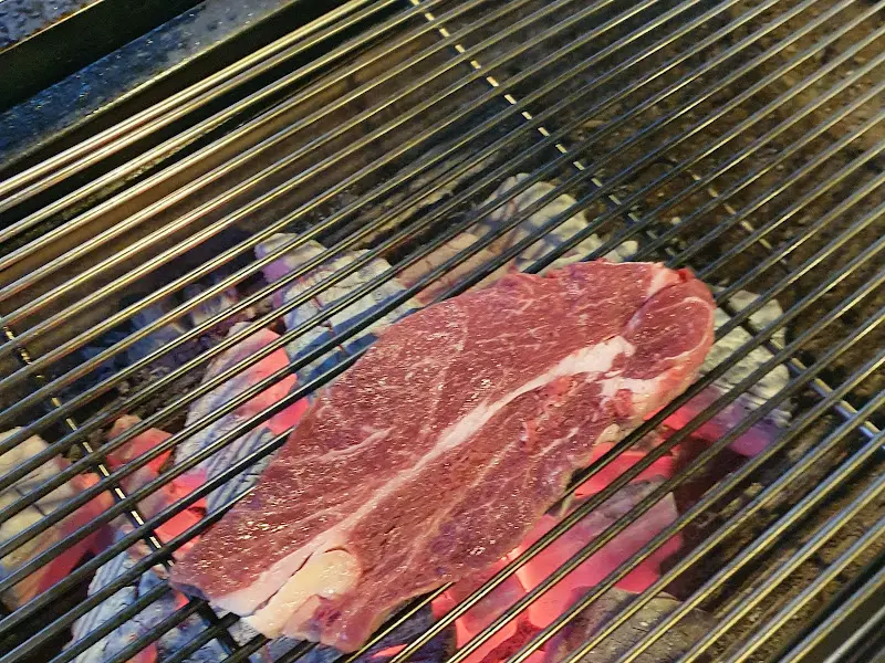 숯불 위에 올려진 한우 등심