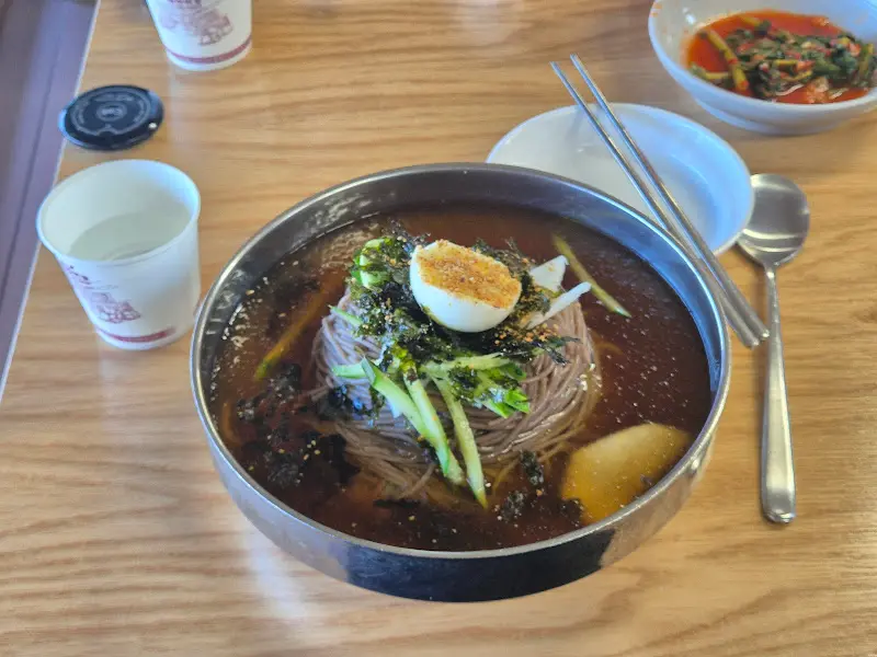 정갈하게 담긴 막국수