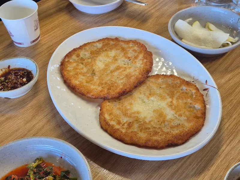 노릇하게 구워진 감자전