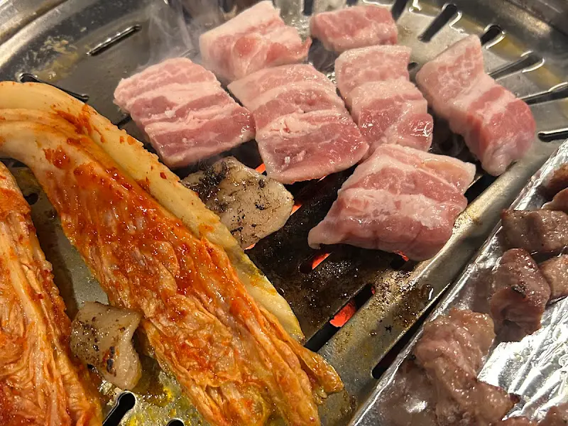 연탄불에 구워진 삼겹살과 김치의 조화