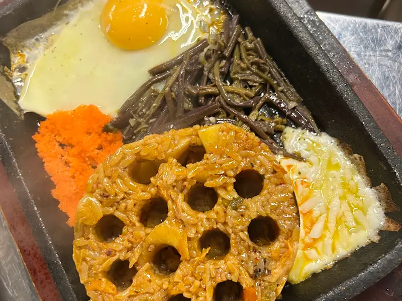 다채로운 색감의 볶음밥