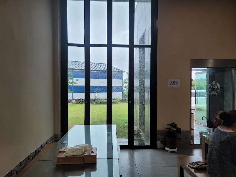 식당 내부 창가 좌석