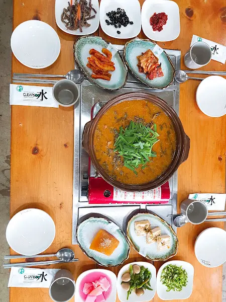 푸짐하게 차려진 밑반찬