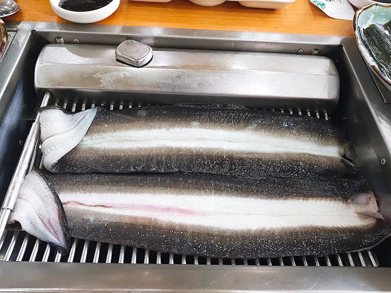 숯불 위에서 익어가는 장어