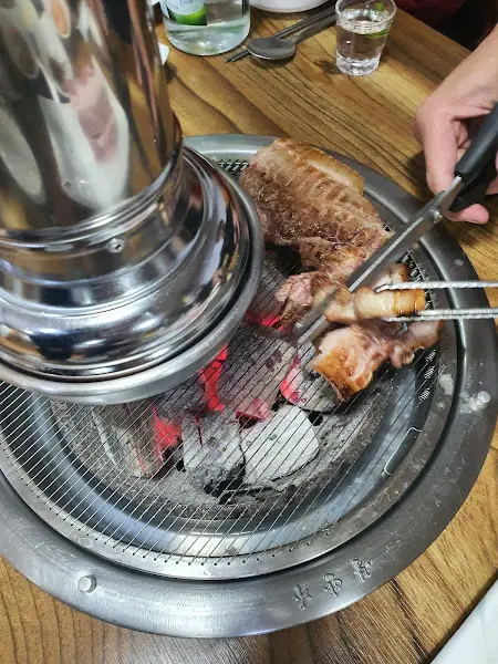 숯불 위에서 구워지는 흑돼지