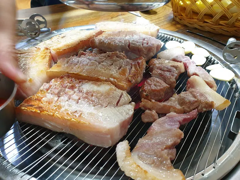 불판 위에서 익어가는 삼겹살