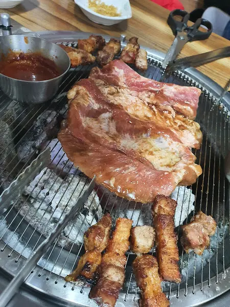 불판 위에서 익어가는 흑돼지