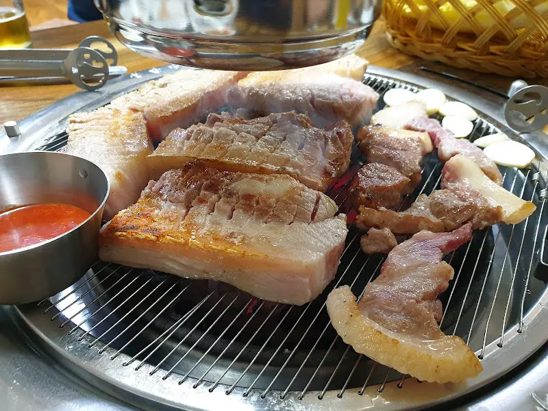 불판 위에서 익어가는 삼겹살