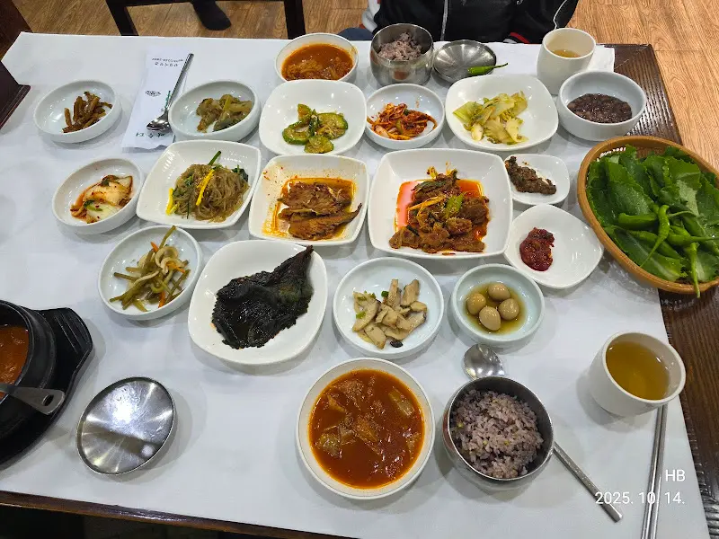 한상 가득 차려진 오삼불고기 정식