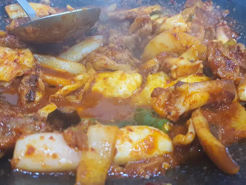 매콤한 양념에 볶아진 오삼불고기