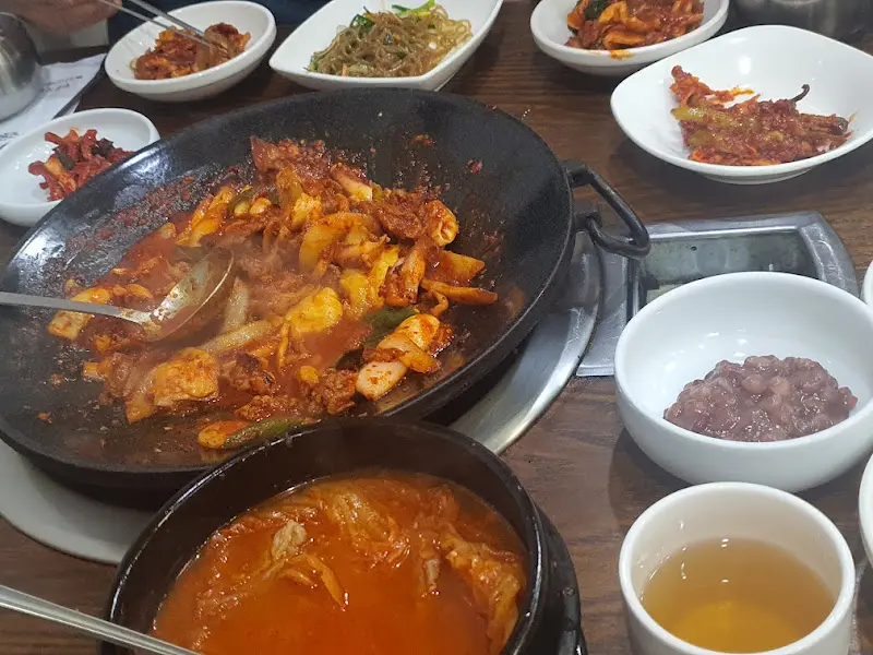 오삼불고기와 다양한 반찬들이 놓여진 테이블