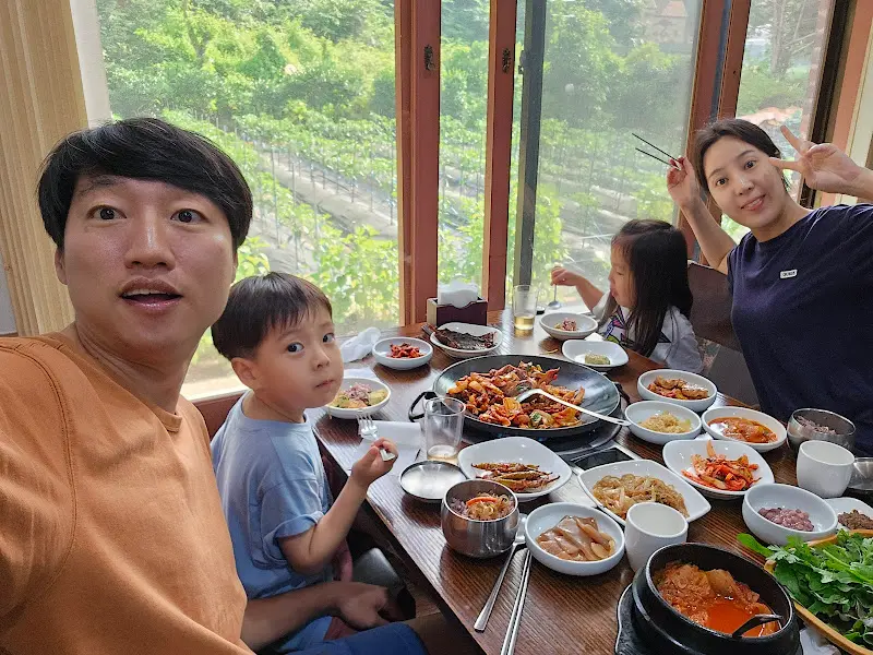 식사를 즐기는 가족의 모습