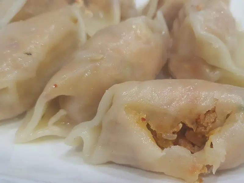 만두 속이 꽉 찬 만두의 모습