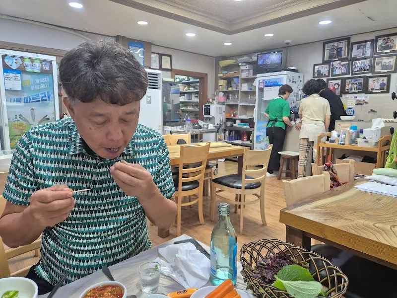 음식을 음미하는 손님