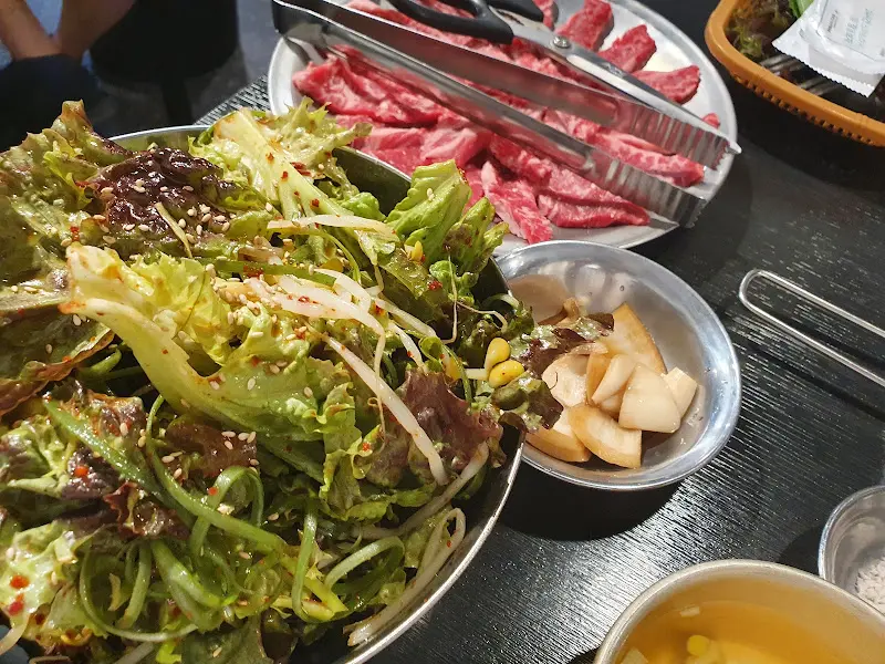 다채로운 밑반찬이 놓인 테이블