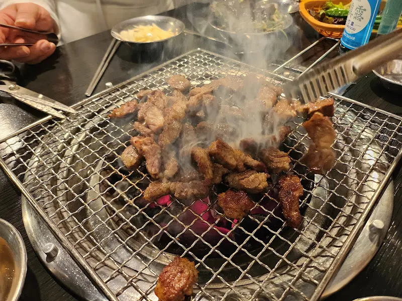 숯불 위에서 익어가는 소고기