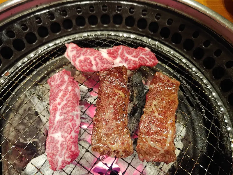 숯불 위에서 익어가는 한우