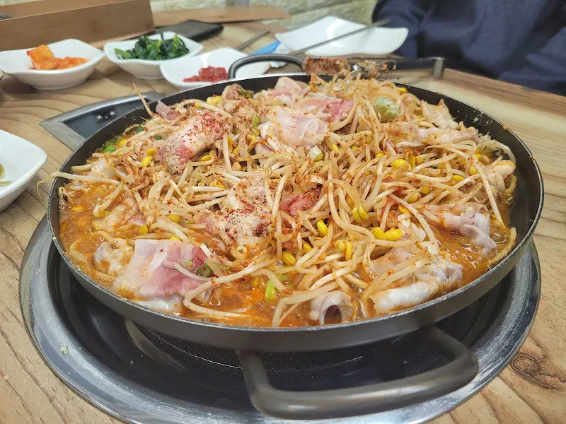 보글보글 끓는 콩나물 불고기