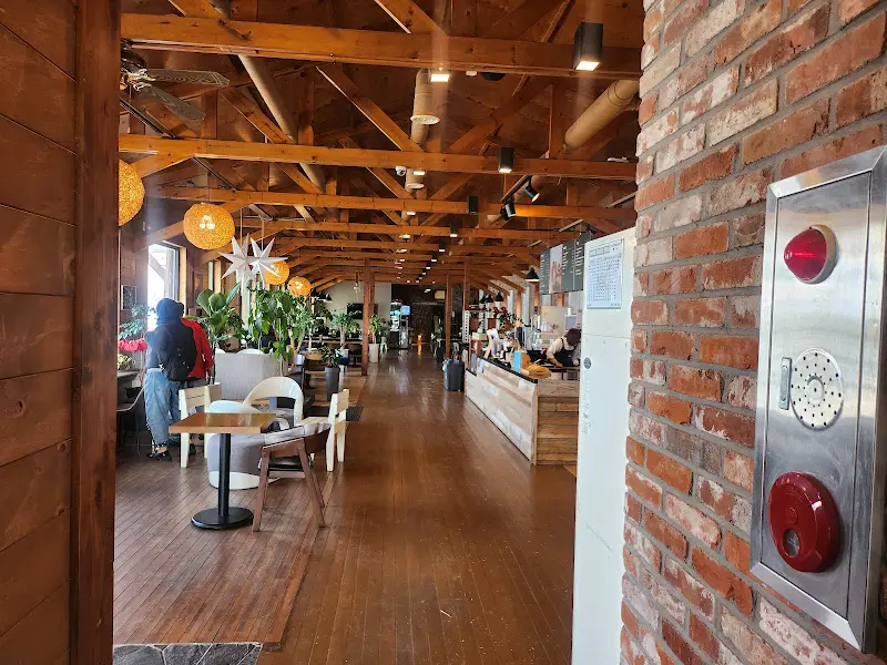 소금항카페 내부