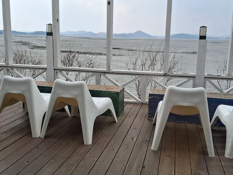 소금항카페 외관