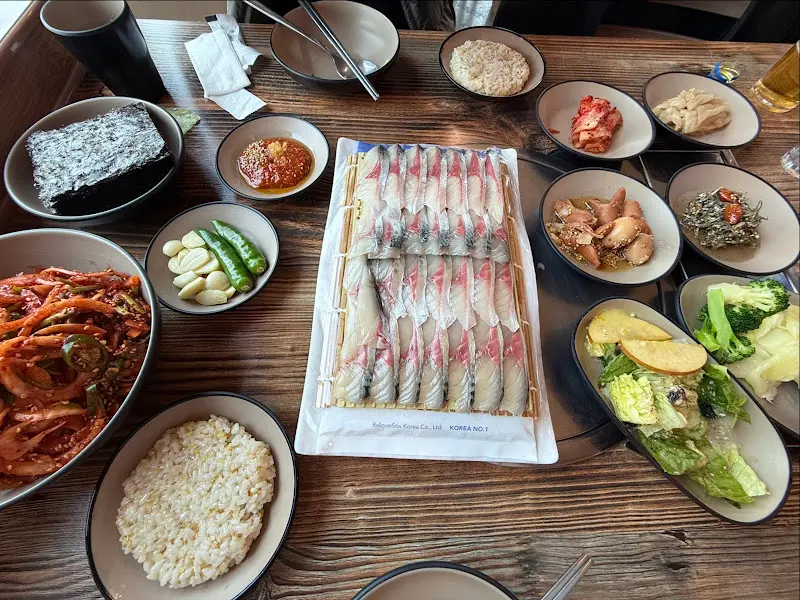 고등어회와 곁들임 메뉴
