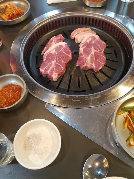 숯불 위에서 익어가는 돼지갈비