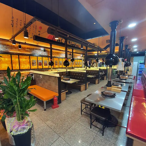 깔끔하고 넓은 식당 내부