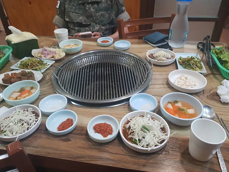 테이블 가득 차려진 밑반찬