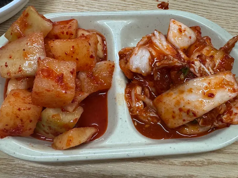 잘 익은 깍두기와 김치