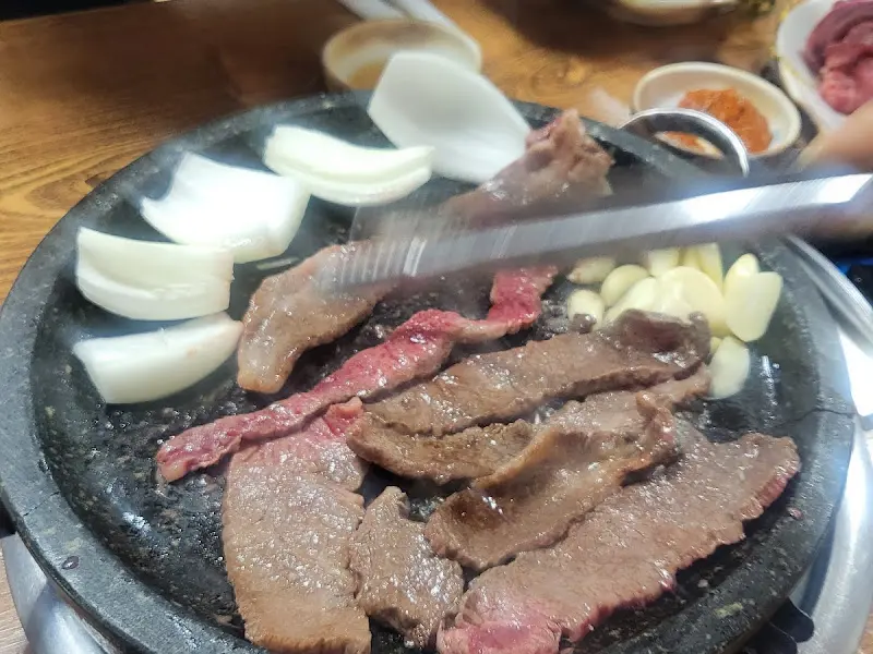 불판 위에서 익어가는 소고기