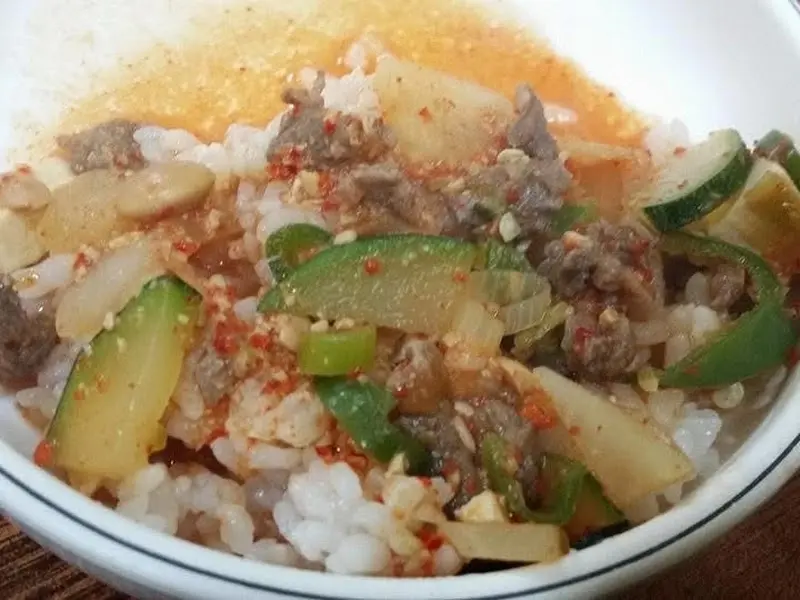 고기와 밥이 함께 있는 음식