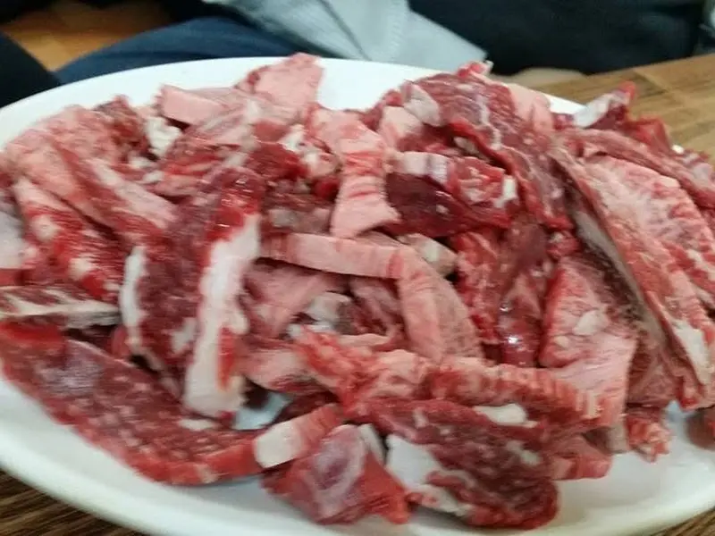 접시에 가득 담긴 소고기