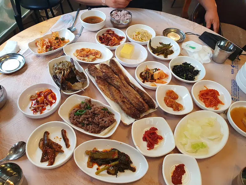 다양한 반찬들로 가득 찬 테이블