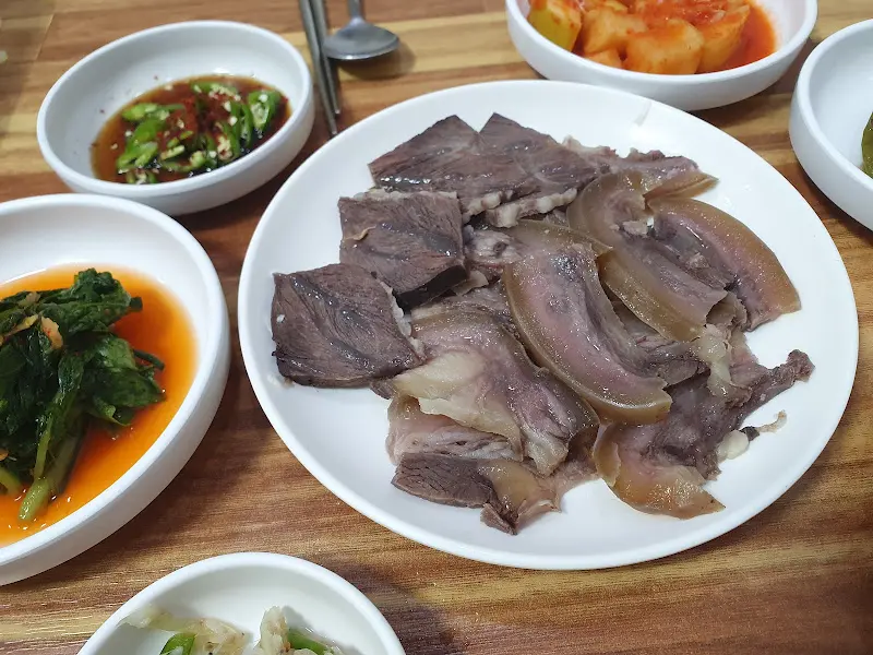 다채로운 밑반찬과 가오리회무침